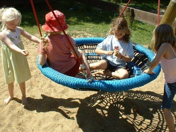 Nestschaukel in der Kita - Außenspielgerät für Kitas, Grundschulen und Spielplätze