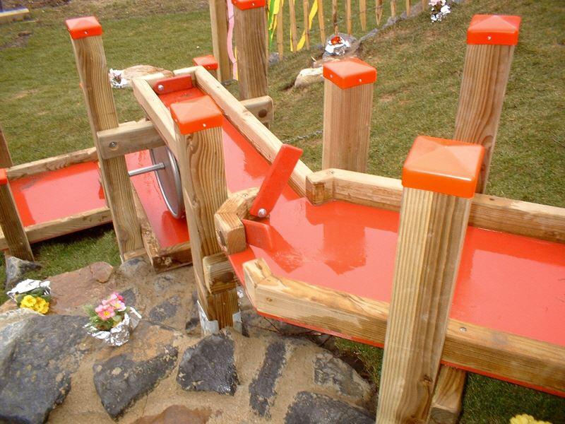 Matschanlage - Wasserspielanlage - mit Gefälle - Außenspielgerät für Kitas und Spielplätze