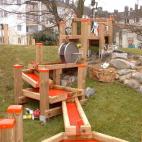 Matschanlage - Wasserspielanlage - auf Wiese - Außenspielgerät für Kitas und Spielplätze