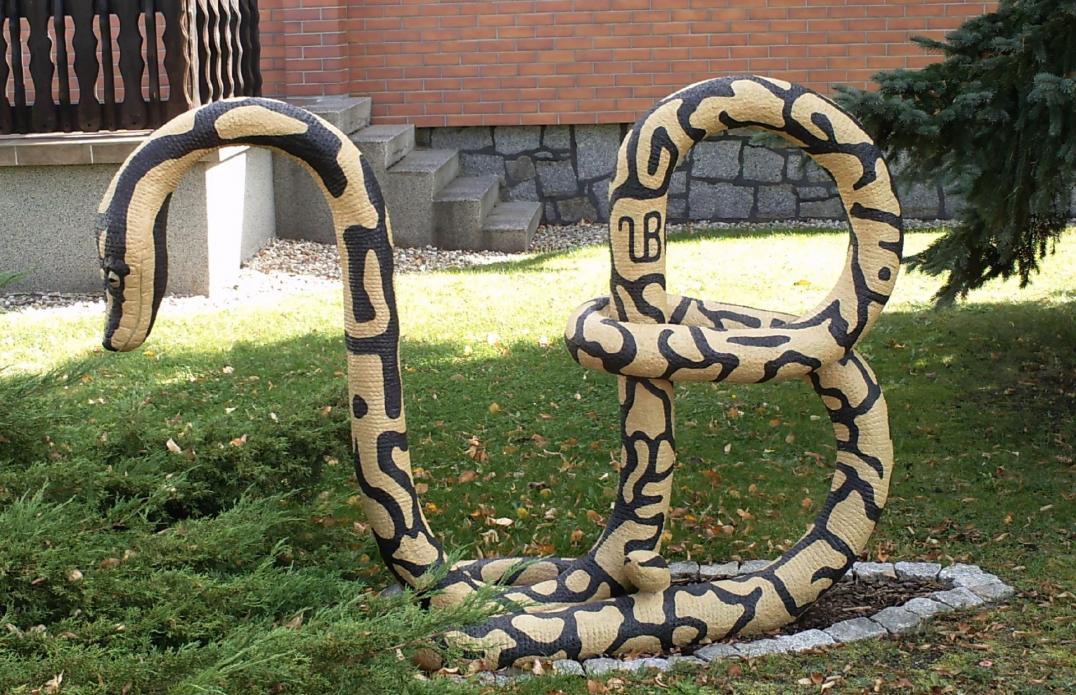 Skulptur aus Beton - Schlange