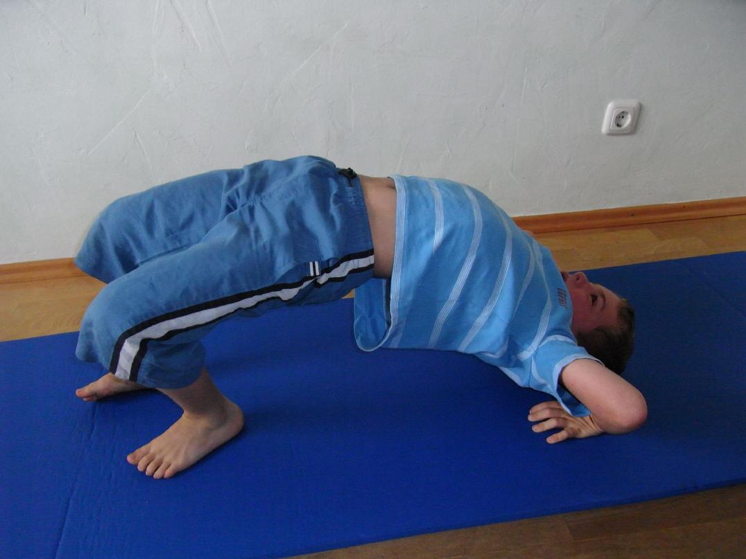 Yoga-Übung "Die Brücke" - Kinder-Yoga - Pilates beim Kinderturnen