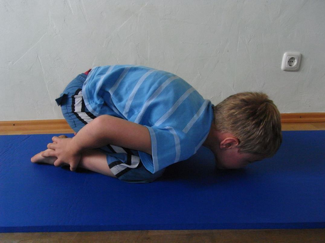 Yoga-Übung "Die Maus" - Kinder-Yoga - Pilates beim Kinderturnen