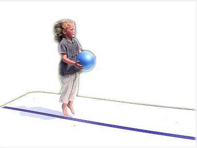 Trampolin Turnmatte Ballspiel - Kinderturnübungen mit AirTrack