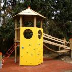 Kletterwand am Spielgerät- Außenspielgerät zum Klettern, Rutschen, Hangeln