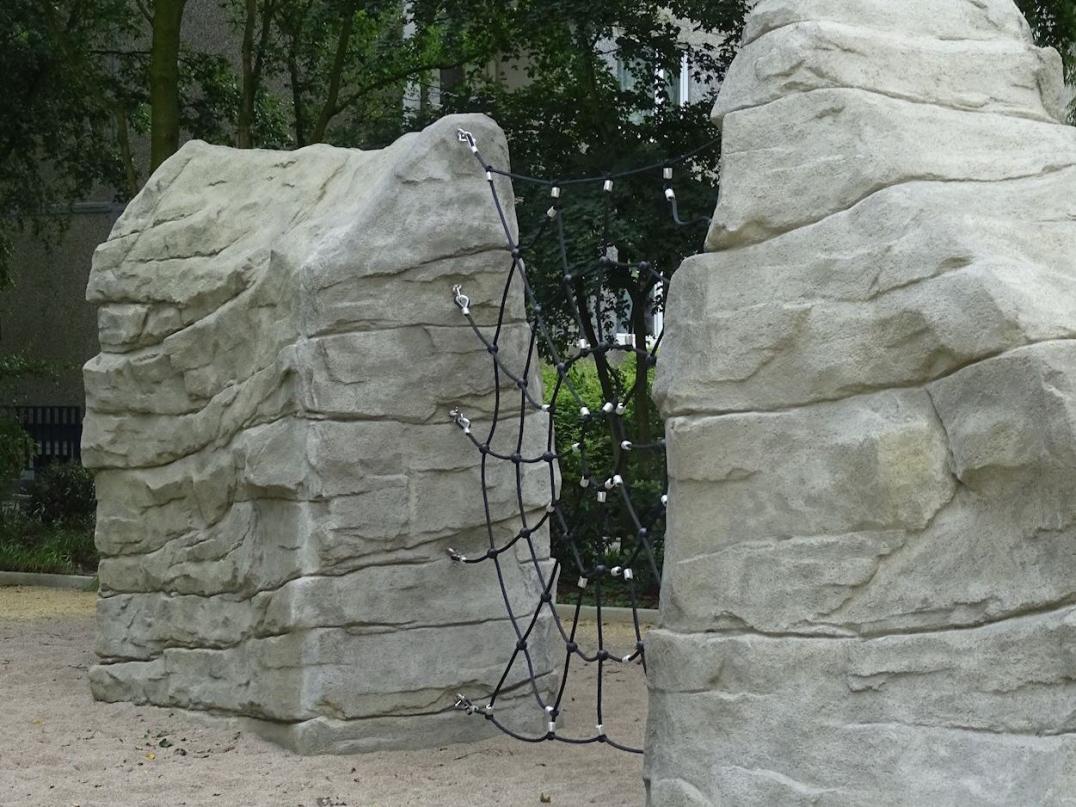 Kunstfelsen verbunden mit "Spinnennetz" - Kunstfelsen aus Beton in Natur-Optik können echte Felsen nachbilden. Sie sind als Kletterfelsen geeignet und zudem ein optisches Highlight. Kunstfelsen verbunden mit "Spinnennetz" - Kletterfelsen aus Spritzbeton