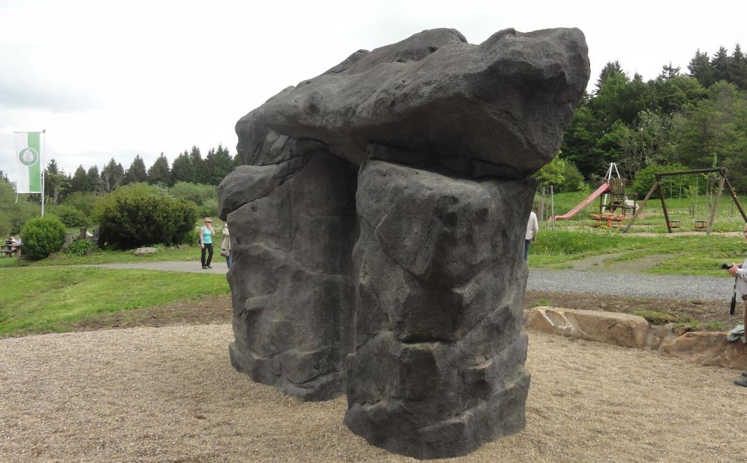 Kunstfelsen - integriert in Spiellandschaft - Kunstfelsen aus Beton in Natur-Optik können echte Felsen nachbilden. Sie sind als Kletterfelsen geeignet und zudem ein optisches Highlight. Kunstfelsen - integriert in Spiellandschaft - Kletterfelsen aus Spritzbeton
