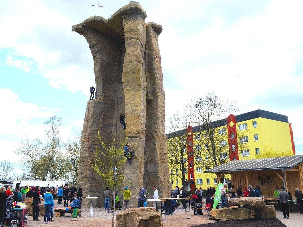 Kunstfelsen - Kletterturm - Kunstfelsen aus Beton in Natur-Optik können echte Felsen nachbilden. Sie sind als Kletterfelsen geeignet und zudem ein optisches Highlight. Kunstfelsen - Kletterturm - Kletterfelsen aus Spritzbeton
