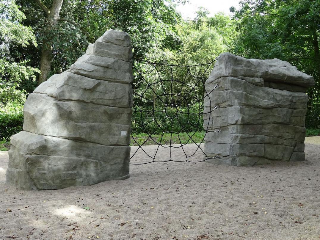 Kunstfelsen mit Hangelseilen - Kunstfelsen aus Beton in Natur-Optik können echte Felsen nachbilden. Sie sind als Kletterfelsen geeignet und zudem ein optisches Highlight. Kunstfelsen mit Hangelseilen - Kletterfelsen aus Spritzbeton