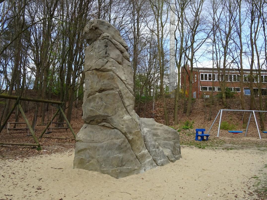 Kunstfelsen auf Spielplatz - Kunstfelsen aus Beton in Natur-Optik können echte Felsen nachbilden. Sie sind als Kletterfelsen geeignet und zudem ein optisches Highlight. Kunstfelsen auf Spielplatz - Kletterfelsen aus Spritzbeton