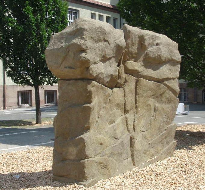 Kunstfelsen auf Schulhof - Kunstfelsen aus Beton in Natur-Optik können echte Felsen nachbilden. Sie sind als Kletterfelsen geeignet und zudem ein optisches Highlight. Kunstfelsen auf Schulhof - Kletterfelsen aus Spritzbeton
