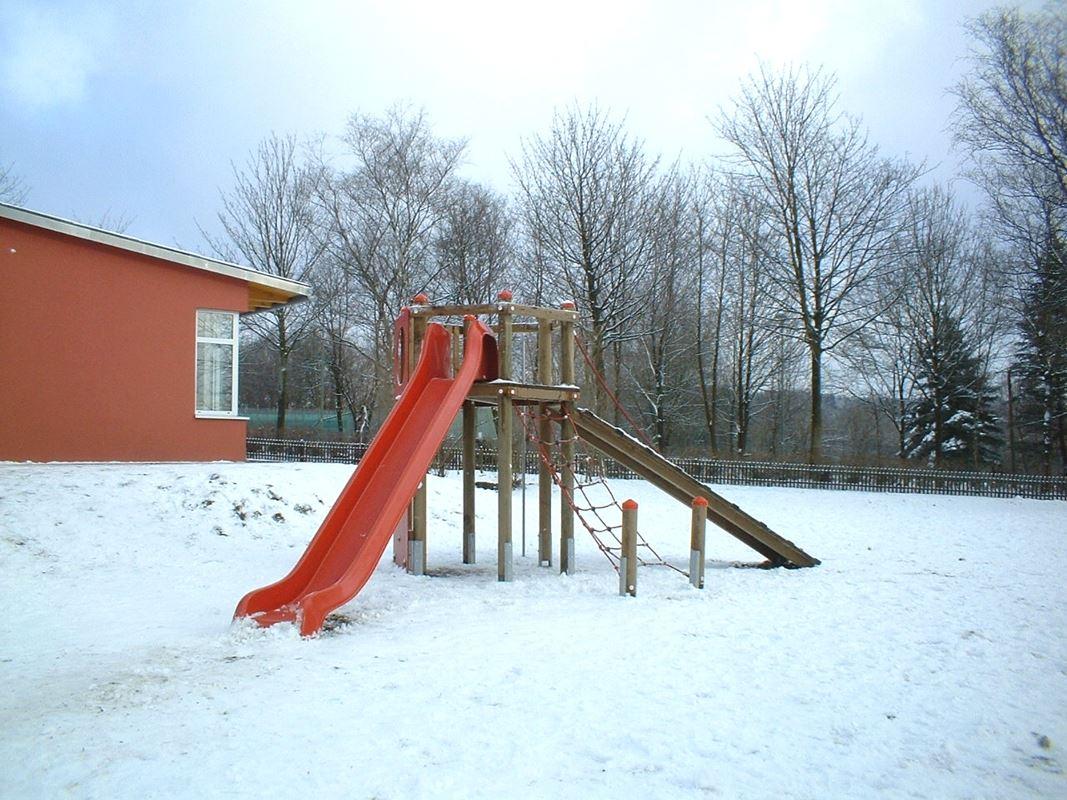 Spiellandschaft an der Schule - Spielanlage für den Schulhof, dem Spielplatz oder der Außenanlage einer Kita. Mit Kletterwand, Brücke, Rutsche Spiellandschaft an der Schule