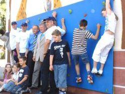 Schulkletterwand 1 - mit Schuklettergriffen - diese eignen sich sowohl für die Erstausstattung von Boulderwänden, wie auch als Erweiterung für bestehende Kletteranlagen. Schulkletterwand 1