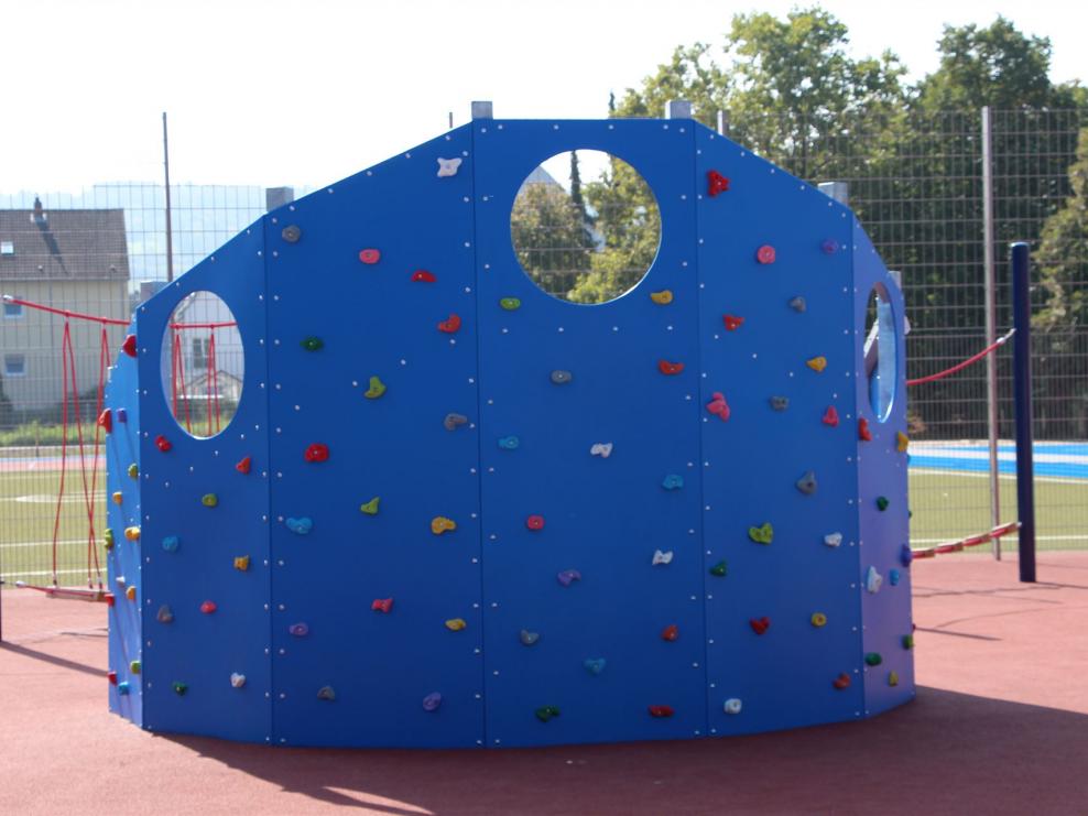 Kletterwand mit Klettergriffen - blau