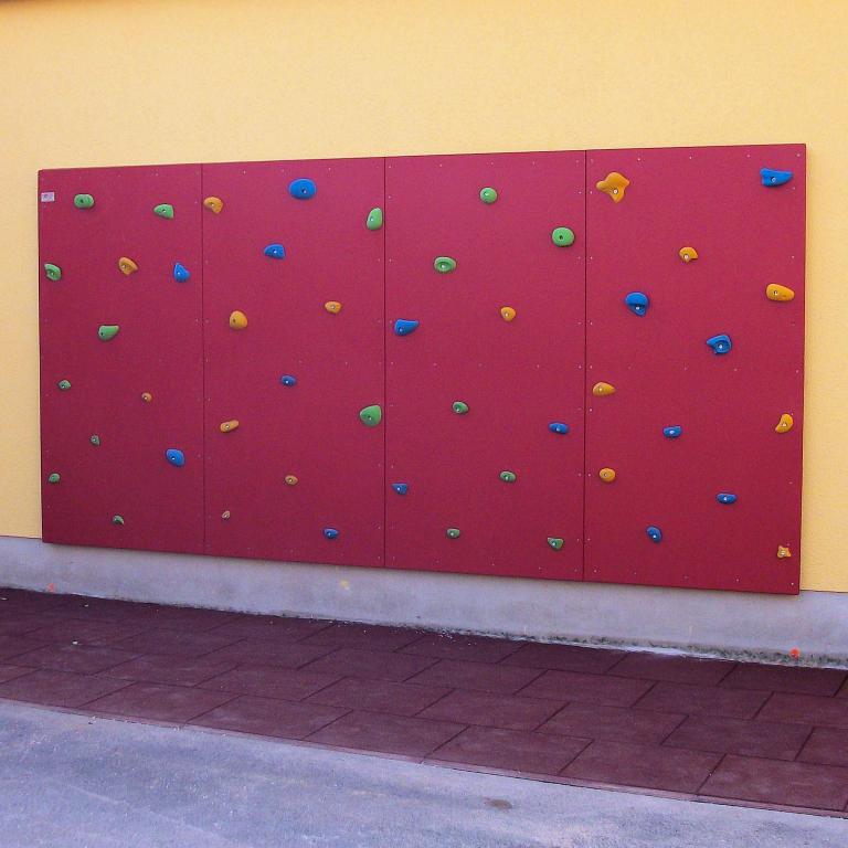 Fallschutz vor Kletterwand