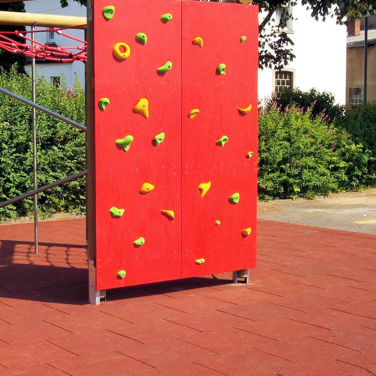 Fallschutzplatten vor Kletterwand