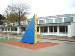 Klettermaximus auf Schulhof