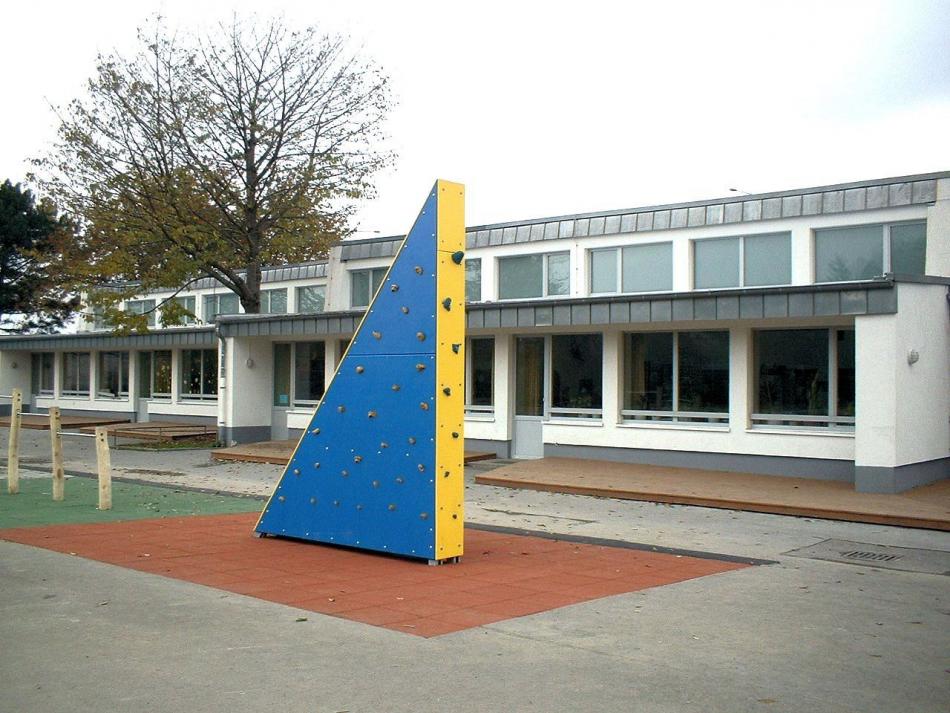 Klettermaximus auf dem Schulhof