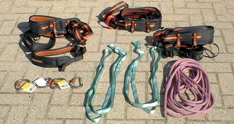 Kletterkurs - Kletterausrüstung - In einem "Kletterkurs" lernt man u.a. den Seilknoten, das Anlegen der Klettergurte, das Hochklettern und natürlich das Abseilen sowie das Sichern seines Partners. Kletterkurs - Kletterausrüstung