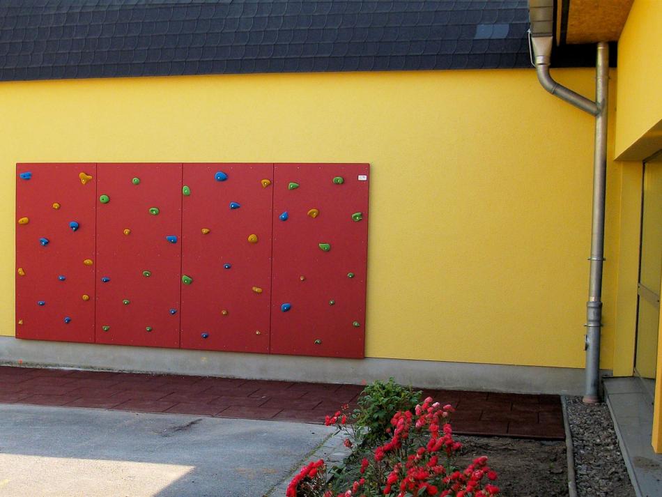 Klettergriffe auf Holzplatten