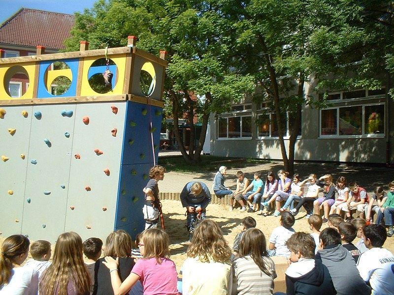 Kletterkurs am Kletterwürfel - In einem "Kletterkurs" lernt man u.a. den Seilknoten, das Anlegen der Klettergurte, das Hochklettern und natürlich das Abseilen sowie das Sichern seines Partners. Kletterkurs am Kletterwürfel