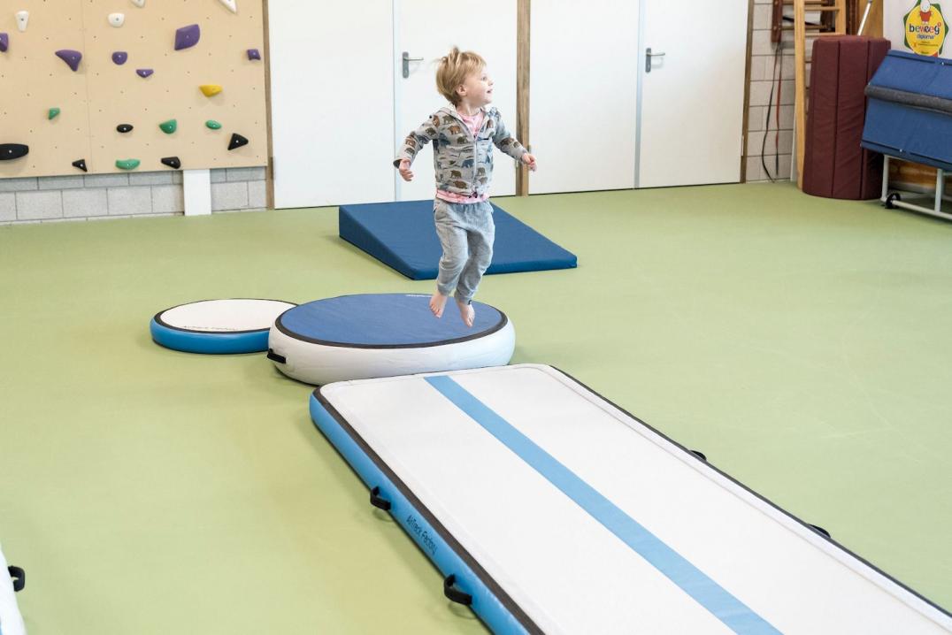 Trampolin-Turnmatte beim Kinderturnen - Die Trampolin Turnmatte verbindet die besten Eigenschaften einer Turnmatte (weiche Landung) und eines Trampolins (federndes Abspringen) Trampolin-Turnmatte beim Kinderturnen