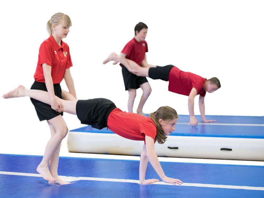 AirTrack beim Schulsport - Der Aufbau und der Abbau einer AirTrack Trampolinmatte sind leicht und schnell. Es werden lediglich ca. 5 Minuten Aufblaszeit benötigt und mit einer AirTrack Elektropumpe AirTrack beim Schulsport