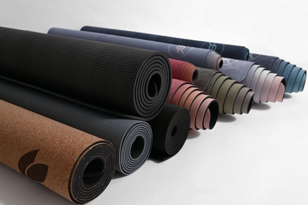 Yogamatten - verschiedene Ausführungen - Yogamatten sollten eine relativ griffige Oberfläche haben. Das Material sollte besonders dicht, dehnbar und schockabsorbierend sein.  Yogamatten - verschiedene Ausführungen