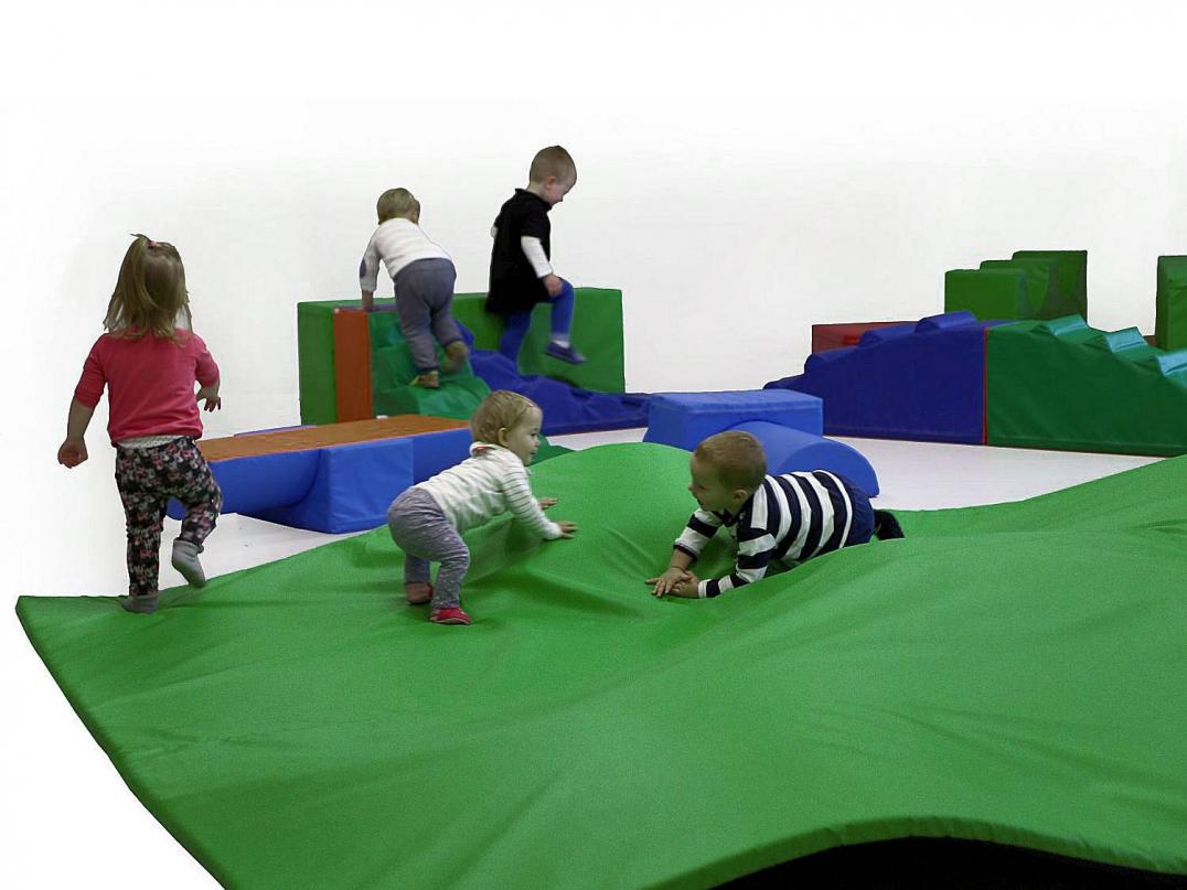 Abenteuermatte Riesenmatte - die Kinder können unter der Matte durchkrabbeln, über verschiedene Gegenstände krabbeln oder sie können die Matte einfach nur so zum Toben benutzen Abenteuermatte Riesenmatte