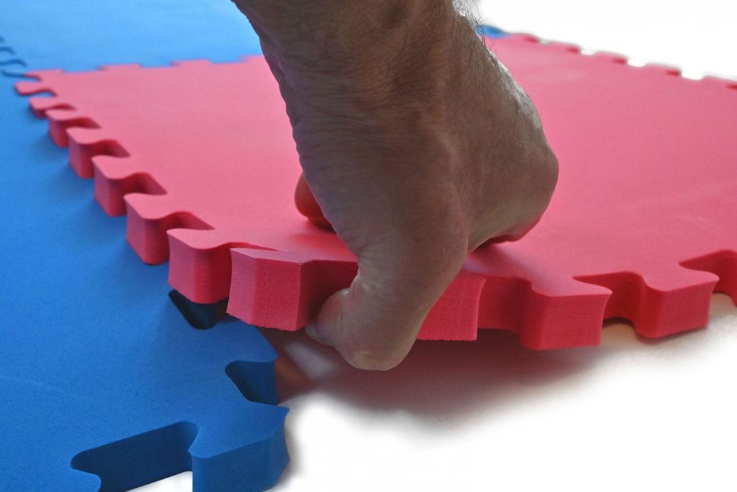 Puzzlematten - Das Steckmattensystem mit Köpfchen. Die Rundumverzahnung an den Mattenrändern ermöglicht puzzleartiges Zusammenlegen und vielfältige Variationsmöglichkeiten in Form und Farbe. Puzzlematten