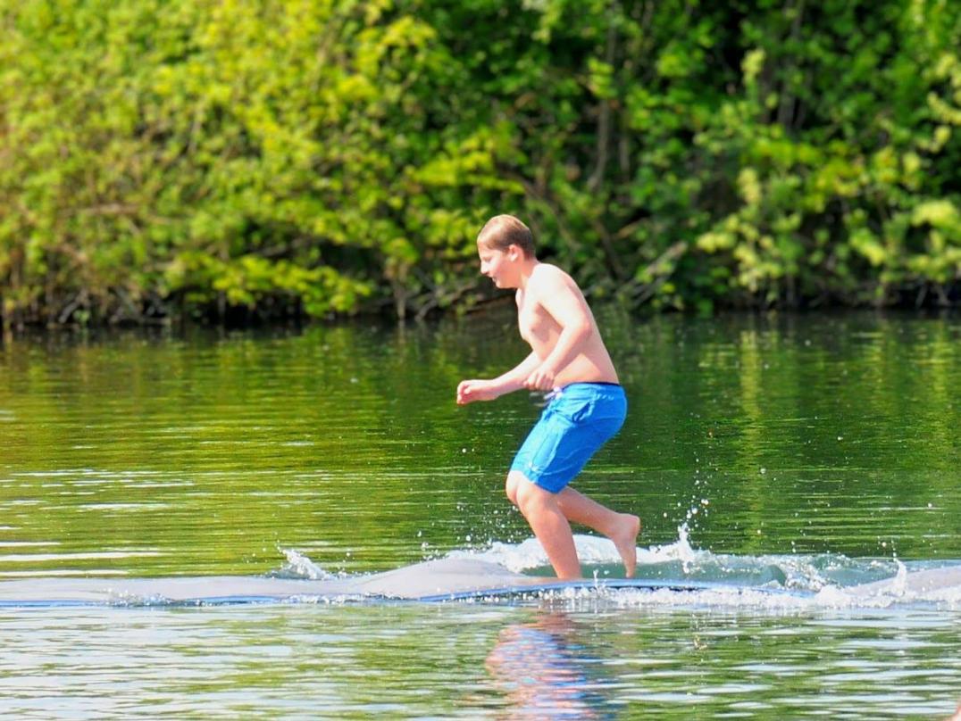 Wasserlaufmatte - im See - Es macht riesen Spaß auf der Wasserlaufmatte seine motorischen Fähigkeiten zu testen. Dabei ist es gar nicht so einfach das Gleichgewicht zu halten. Wasserlaufmatte - im See