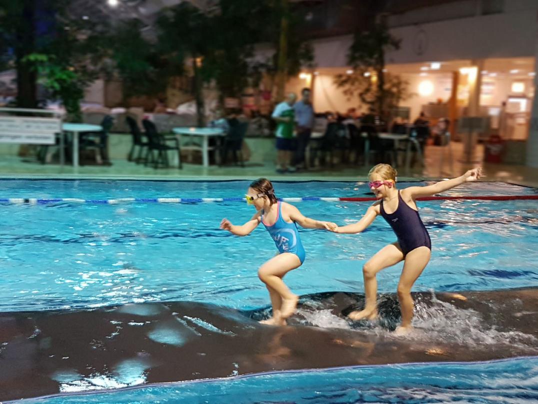 Wasserlaufmatte im Hallenbad - Es macht riesen Spaß auf der Wasserlaufmatte seine motorischen Fähigkeiten zu testen. Dabei ist es gar nicht so einfach das Gleichgewicht zu halten. Wasserlaufmatte im Hallenbad