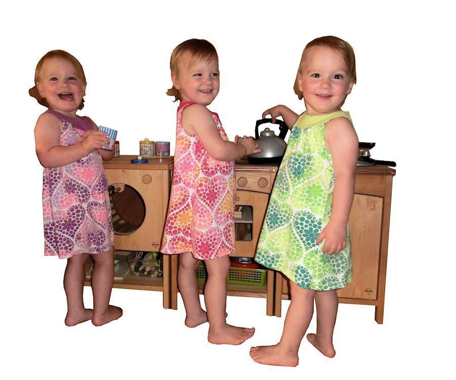Drillinge spielen mit Spielküche Frieda - Mit kindgerechten Spielmöbeln heißt es abtauchen und versinken in eine eigene Kinderwelt. Drillinge spielen mit Spielküche Frieda