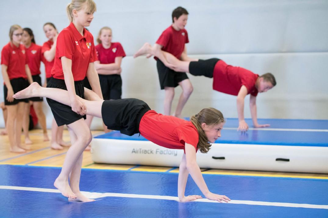AirTrack beim Schulsport - Bei den Air Track Factory Produkten handelt es sich um elastische Luftkissen mit einer extrem hohen Reißfestigkeit. AirTrack beim Schulsport
