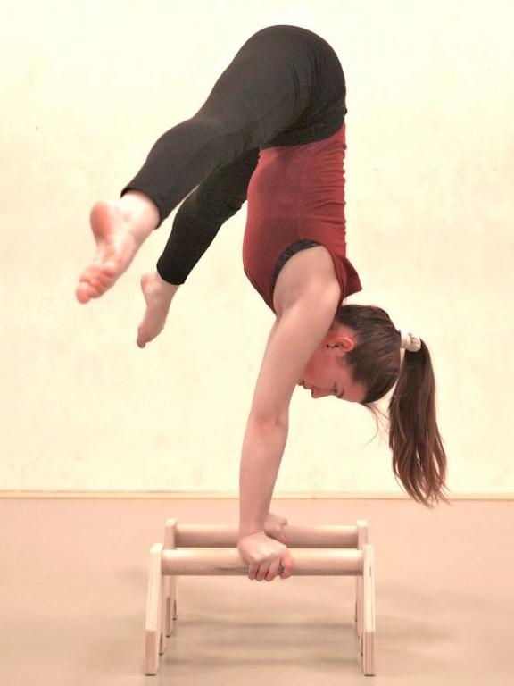 Handstandübung mit Parallettes - 3