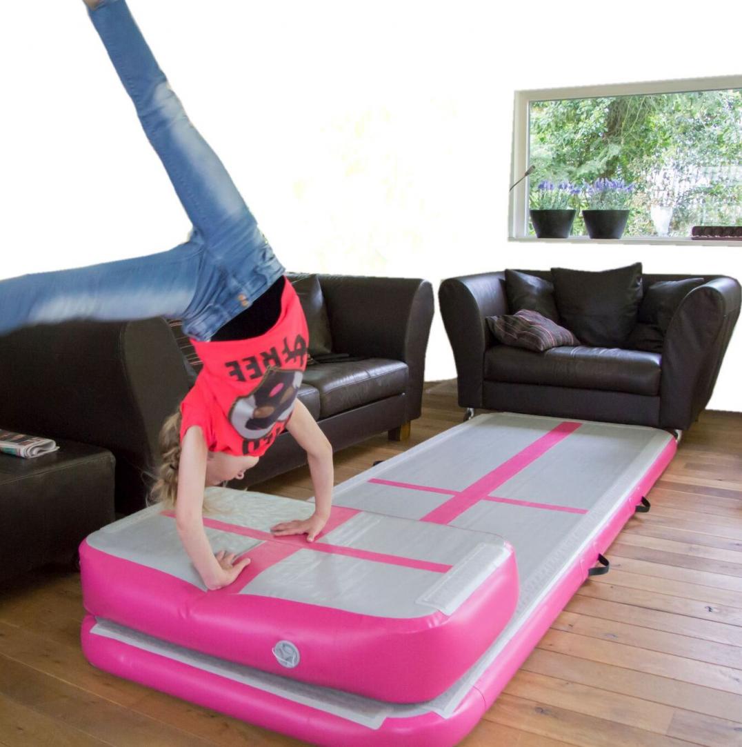 Air Track im Wohnzimmer - Bei den Air Track Factory Produkten handelt es sich um elastische Luftkissen mit einer extrem hohen Reißfestigkeit. Air Track im Wohnzimmer