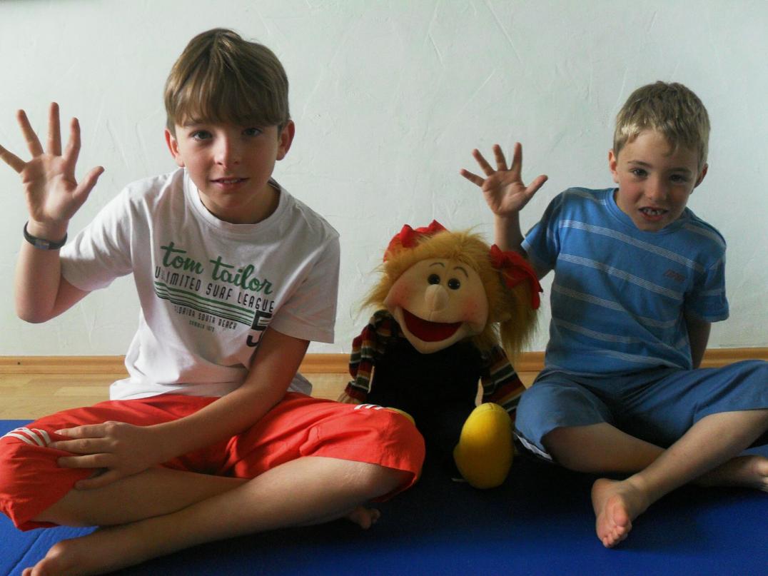 Yoga mit Handpuppe - Kinderyoga - Yoga ist nicht nur für Erwachsene, auch Kinder profitieren von Yogaübungen als Bewegungs- und Kräftigungstraining. Yoga mit Handpuppe - Kinder-Yoga - Pilates beim Kinderturnen