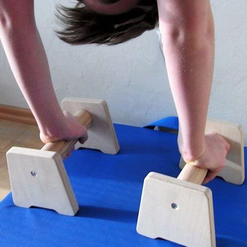 Handstandübung mit Handstandklötzen