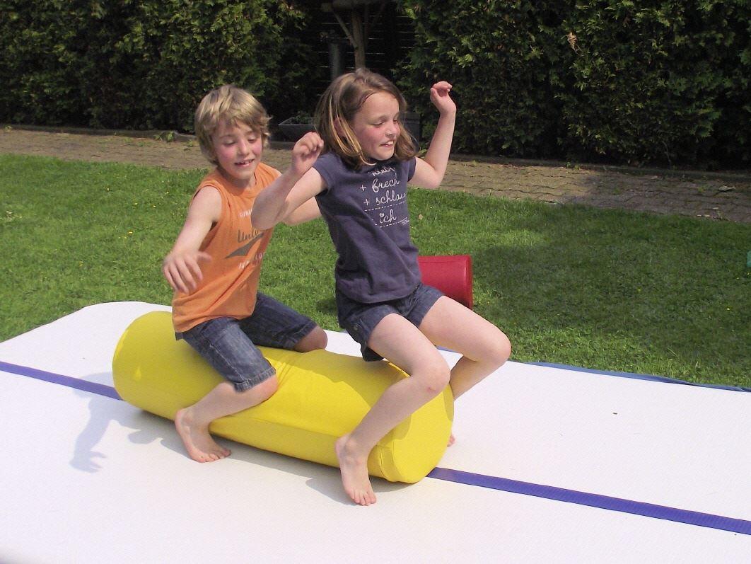 Übungen Trampolinturnmatte - Die Übungen auf der Trampolin-Turnmatte werden teilweise mit anderen Bewegungselementen wie Bällen, Jongliertüchern, Rollen usw. kombiniert Übungen Trampolinturnmatte - Spiele und Übungen mit AirTrack