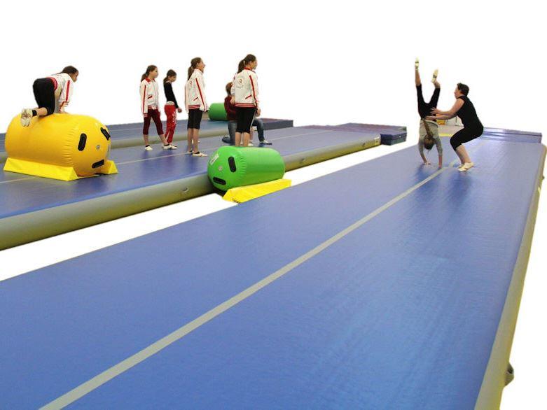 Übungen auf der Trampolin Turnmatte - Airtrack-Bahn - Die Übungen auf der Trampolin-Turnmatte werden teilweise mit anderen Bewegungselementen wie Bällen, Jongliertüchern, Rollen usw. kombiniert Übungen auf der Trampolin Turnmatte - Airtrack-Bahn