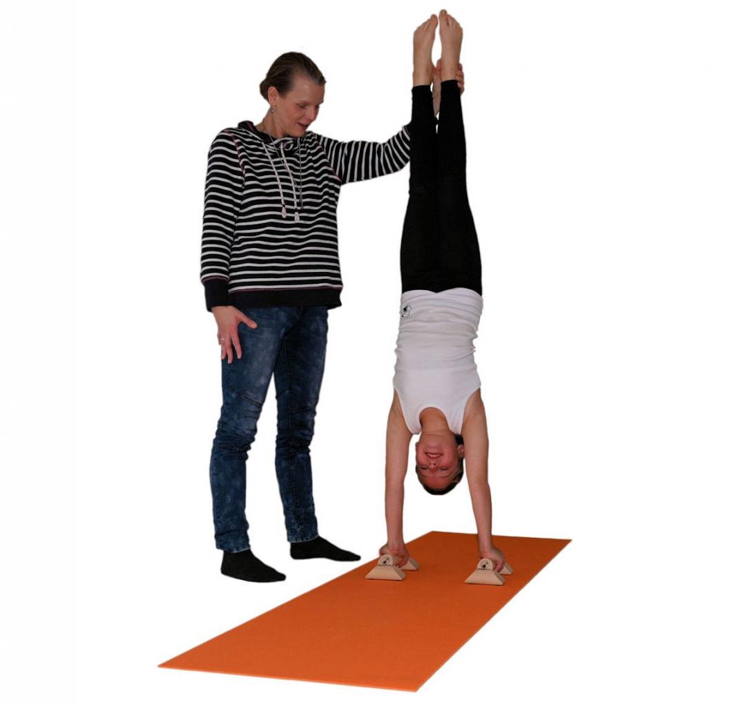 HANDSTANDÜBUNG - SCHRITT 4 - Leichte Unterstützung
